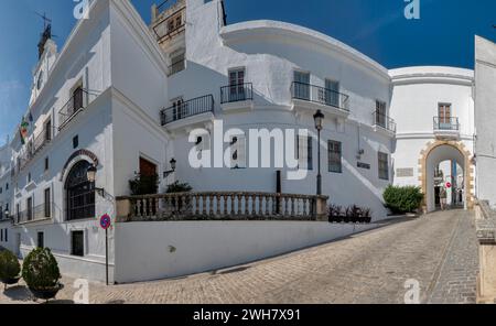 Vejer de la Frontera, Cadiz, Spanien - 4. Februar 2024: Blick auf das Rathaus von Vejer de la Frontera in Cadiz, Andalusien, Spanien Stockfoto