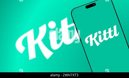 Istanbul, Türkei – 25. Januar 2024: Logo der Marke Kittl auf dem Smartphone-Bildschirm. Kittl ist eine Designplattform, mit der kreative bei der Gestaltung atemberaubender Designs unterstützt werden können. Stockfoto