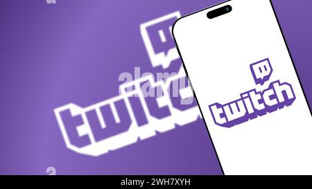 Istanbul, Türkei – 25. Januar 2024: Twitch Markenlogo auf dem Smartphone-Bildschirm. Twitch ist eine Live-Streaming-Plattform für Gamer und kreative. Anschaulich Stockfoto