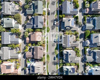 Blick aus der Vogelperspektive auf eine große Villa in der wohlhabenden Wohnstadt Carlsbad, Südkalifornien, USA. Hochwertige 4K-Aufnahmen Stockfoto