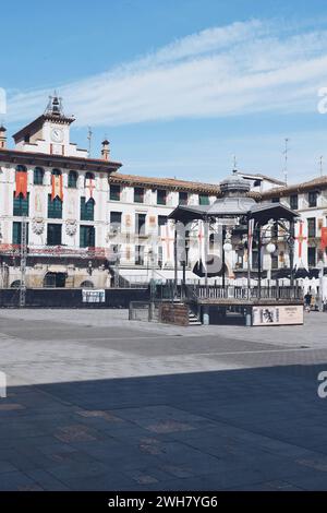 Die Stadt Tudela wurde für die Feierlichkeiten in Spanien am 27. Juli 2023 dekoriert Stockfoto