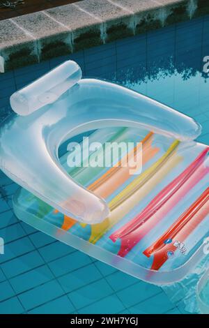 Bunte aufblasbare Matte in einem Swimmingpool, Barcelona, Spanien, am 6. August 2023 Stockfoto