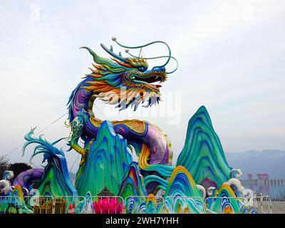 Yichang, China. Februar 2024. Laternen, die das Jahr des Drachen repräsentieren, sind während des chinesischen Neujahrsfestes im Qu Yuan Scenic Area in Yichang, Provinz Hubei, China, am 8. Februar 2024 zu sehen. (Foto: Costfoto/NurPhoto) Credit: NurPhoto SRL/Alamy Live News Stockfoto