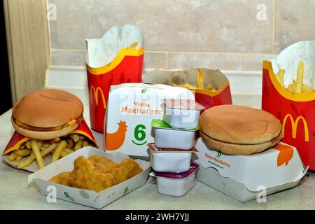 Das Dorf Schewchenkowo. Kiew. Ukraine. 03.10.2023. Pommes frites, Huhn, Burger in Packungen und Saucen stehen auf dem Tisch. Stockfoto