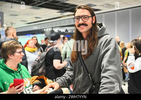 Fabio Knez bei der Rückkehr der Dschungel-Camp-Kandidaten der RTL Reality TV-Show. „Ich bin ein Star holt mich hier raus“ aus Australien am Flughafen Frankfurt am Main. FRANKFURT am Main Airport, 7. Februar 2024; RTL - Dschungelcamp 2024, Rückkehr der Teilnehmer und Ankunft am Frankfurter Flughafen, Ankunft der Kandidaten der RTL-Show. 'Ich bin ein Star - holt mich hier raus' aus dem Dschungelcamp 2024 in Australien - Foto am Flughafen Frankfurt/Main. - Unterhaltung, Show, Leute, (Foto: Jerry ANDRE/ATPImages) (ANDRE Jerry/ATP/SPP) Credit: SPP Sport Press Photo. /Alamy Live News Stockfoto