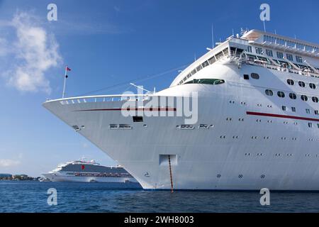 Der Vormittagsblick von zwei großen Kreuzfahrtschiffen, die George Town auf der Grand Cayman Island (Cayman Inseln) erreichen. Stockfoto