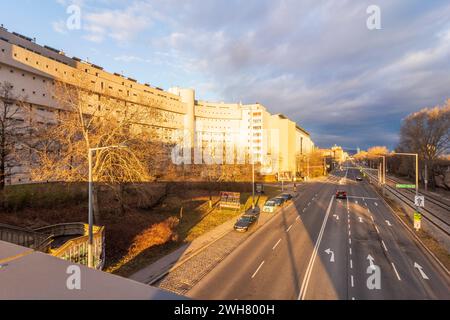 Haus Engerthstraße 257 von Wien Süd Coop, das erste Niedrigenergiehaus im Sozialwohnbau Europas, Straße Handelskai Wien 02. Leopoldstadt Wien Österreich Stockfoto