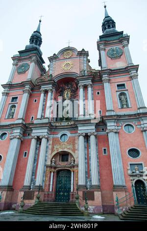 Der Winterblick auf die Fassade der Basilika Swieta Lipka aus dem 17. Jahrhundert (Polen). Stockfoto