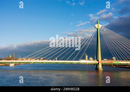 Brücke Donaustadtbrücke, Donau Donau, U-Bahn U2, Donaucity Wien 02. Leopoldstadt Wien Österreich Stockfoto