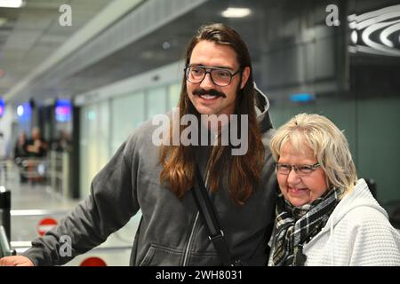 Fabio Knez bei der Rückkehr der Dschungel-Camp-Kandidaten der RTL Reality TV-Show. „Ich bin ein Star holt mich hier raus“ aus Australien am Flughafen Frankfurt am Main. FRANKFURT am Main Airport, 7. Februar 2024; RTL - Dschungelcamp 2024, Rückkehr der Teilnehmer und Ankunft am Frankfurter Flughafen, Ankunft der Kandidaten der RTL-Show. 'Ich bin ein Star - holt mich hier raus' aus dem Dschungelcamp 2024 in Australien - Foto am Flughafen Frankfurt/Main. - Unterhaltung, Show, Leute, (Foto: Jerry ANDRE/ATPImages) (ANDRE Jerry/ATP/SPP) Credit: SPP Sport Press Photo. /Alamy Live News Stockfoto