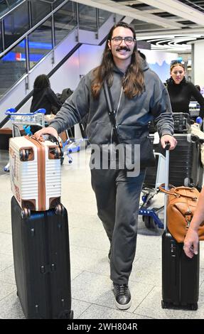 Fabio Knez bei der Rückkehr der Dschungel-Camp-Kandidaten der RTL Reality TV-Show. „Ich bin ein Star holt mich hier raus“ aus Australien am Flughafen Frankfurt am Main. FRANKFURT am Main Airport, 7. Februar 2024; RTL - Dschungelcamp 2024, Rückkehr der Teilnehmer und Ankunft am Frankfurter Flughafen, Ankunft der Kandidaten der RTL-Show. 'Ich bin ein Star - holt mich hier raus' aus dem Dschungelcamp 2024 in Australien - Foto am Flughafen Frankfurt/Main. - Unterhaltung, Show, Leute, (Foto: Jerry ANDRE/ATPImages) (ANDRE Jerry/ATP/SPP) Credit: SPP Sport Press Photo. /Alamy Live News Stockfoto