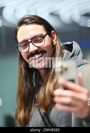 Fabio Knez bei der Rückkehr der Dschungel-Camp-Kandidaten der RTL Reality TV-Show. „Ich bin ein Star holt mich hier raus“ aus Australien am Flughafen Frankfurt am Main. FRANKFURT am Main Airport, 7. Februar 2024; RTL - Dschungelcamp 2024, Rückkehr der Teilnehmer und Ankunft am Frankfurter Flughafen, Ankunft der Kandidaten der RTL-Show. 'Ich bin ein Star - holt mich hier raus' aus dem Dschungelcamp 2024 in Australien - Foto am Flughafen Frankfurt/Main. - Unterhaltung, Show, Leute, (Foto: Jerry ANDRE/ATPImages) (ANDRE Jerry/ATP/SPP) Credit: SPP Sport Press Photo. /Alamy Live News Stockfoto