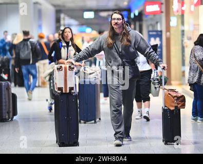 Fabio Knez bei der Rückkehr der Dschungel-Camp-Kandidaten der RTL Reality TV-Show. „Ich bin ein Star holt mich hier raus“ aus Australien am Flughafen Frankfurt am Main. FRANKFURT am Main Airport, 7. Februar 2024; RTL - Dschungelcamp 2024, Rückkehr der Teilnehmer und Ankunft am Frankfurter Flughafen, Ankunft der Kandidaten der RTL-Show. 'Ich bin ein Star - holt mich hier raus' aus dem Dschungelcamp 2024 in Australien - Foto am Flughafen Frankfurt/Main. - Unterhaltung, Show, Leute, (Foto: Jerry ANDRE/ATPImages) (ANDRE Jerry/ATP/SPP) Credit: SPP Sport Press Photo. /Alamy Live News Stockfoto