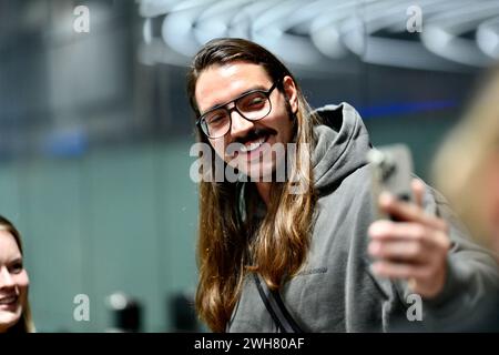 Fabio Knez bei der Rückkehr der Dschungel-Camp-Kandidaten der RTL Reality TV-Show. „Ich bin ein Star holt mich hier raus“ aus Australien am Flughafen Frankfurt am Main. FRANKFURT am Main Airport, 7. Februar 2024; RTL - Dschungelcamp 2024, Rückkehr der Teilnehmer und Ankunft am Frankfurter Flughafen, Ankunft der Kandidaten der RTL-Show. 'Ich bin ein Star - holt mich hier raus' aus dem Dschungelcamp 2024 in Australien - Foto am Flughafen Frankfurt/Main. - Unterhaltung, Show, Leute, (Foto: Jerry ANDRE/ATPImages) (ANDRE Jerry/ATP/SPP) Credit: SPP Sport Press Photo. /Alamy Live News Stockfoto