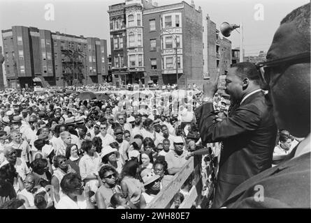 Dr. King sprach mit der Menge während eines friedlichen Bürgerrechtsprotests in den 1960er Jahren in Chicago Stockfoto