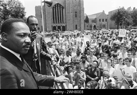 Dr. King sprach mit der Menge während eines friedlichen Bürgerrechtsprotests in den 1960er Jahren in Chicago Stockfoto