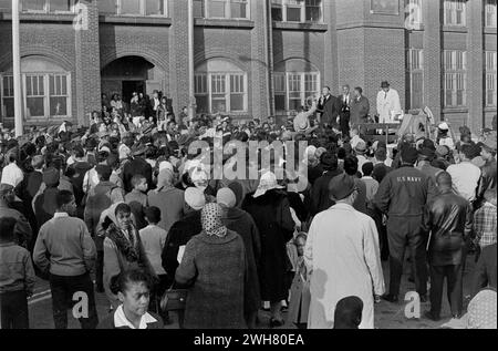 Dr. King sprach mit der Menge während eines friedlichen Bürgerrechtsprotests in den 1960er Jahren in Chicago Stockfoto