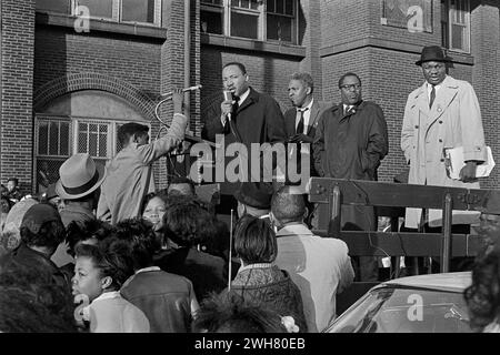 Dr. King sprach mit der Menge während eines friedlichen Bürgerrechtsprotests in den 1960er Jahren in Chicago Stockfoto