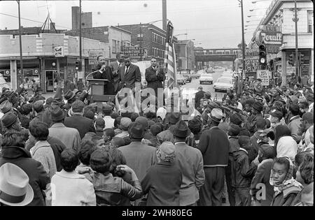 Dr. King sprach mit der Menge während eines friedlichen Bürgerrechtsprotests in den 1960er Jahren in Chicago Stockfoto