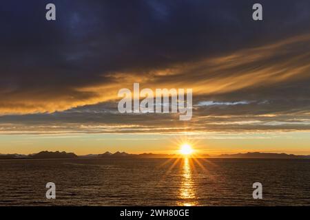 Sonnenuntergang an einem regnerischen Abend über Isfjord / Isfjord im Sommer bei Sonnenuntergang, Spitzbergen / Svalbard, Norwegen Stockfoto