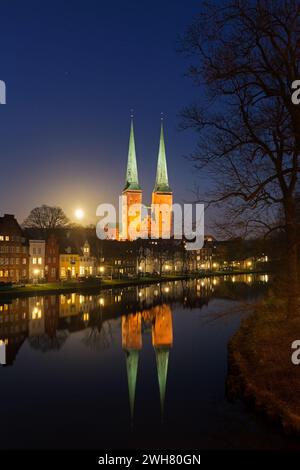 Historische Häuser und Lübecker Dom / Dom zu Lübeck / Lübecker Dom entlang der Trave in der Stadt Lübeck bei Nacht, Schleswig-Holstein, Deutschland Stockfoto