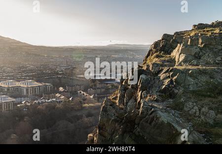 Edinburgh, Schottland - 17. Januar 2024 - erstaunliche Stadtansicht von Edinburgh vom Gipfel der Salisbury Crags aus gesehen. Reiseziele in Europa, Textfeld, Auswahl Stockfoto