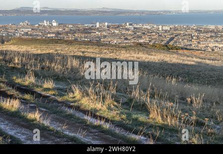 Edinburgh, Schottland - 17. Januar 2024 - erstaunliche Stadtansicht von Edinburgh und Leith Docks mit der Skyline von der Spitze der Salisbury Crags. Reiseziele i Stockfoto