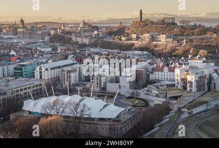 Edinburgh, Schottland - 17. Januar 2024 - fantastischer Blick auf die Stadt Edinburgh mit Calton Hill und unserer dynamischen Erde mit der Skyline von der Spitze von Sal Stockfoto