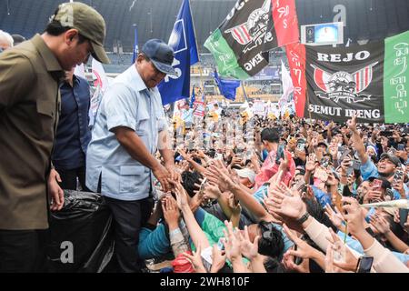 Bandung, West-Java, Indonesien. Februar 2024. PRABOWO SUBIANTO begrüßt seine Anhänger während des Wahlkampfes im Gelora Bandung Lautan API Stadium in Bandung. (Kreditbild: © Dimas Rachmatsyah/ZUMA Press Wire) NUR REDAKTIONELLE VERWENDUNG! Nicht für kommerzielle ZWECKE! Stockfoto