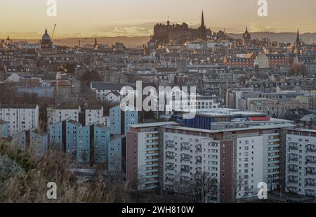 Edinburgh, Schottland - 17. Januar 2024 - fantastischer Blick auf die Stadt Edinburgh und Calton Hill und die Gebäude in Dumbiedykes mit der Skyline von oben Stockfoto