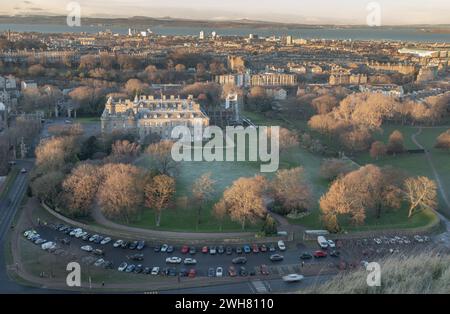 Edinburgh, Schottland - 17. Januar 2024 - Blick aus der Vogelperspektive auf den Palast von Holyroodhouse und den Holyrood Park von der Spitze der Salisbury Crags. Fantastisches Edinburgh Stockfoto