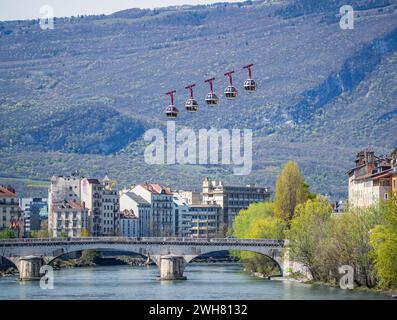 Gondelblasen - Seilbahn bringt Touristen zum Fort de La Bastille in Grenoble, Frankreich Stockfoto