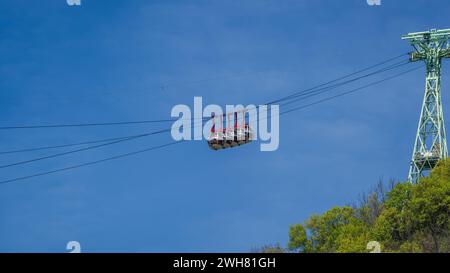 Gondelblasen - Seilbahn bringt Touristen zum Fort de La Bastille in Grenoble, Frankreich Stockfoto