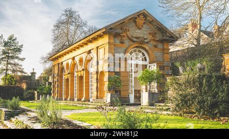 Ein englisches Landhaus in formellen Gärten Somerset, Großbritannien Stockfoto