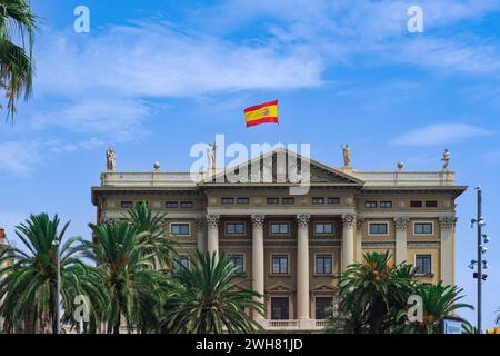 Militärregierung von Barcelona neoklassizistisches Gebäude - Gobierno Militar de Barcelona - mit spanischer Flagge, die oben in Katalonien winkt. Stockfoto