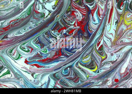 Gemischte Farben. Acrylgießen und Fluid Art. Wirbelnder Marmor-Effekt, bei dem flüssige Acrylfarbe auf einen Leinwandhintergrund gegossen wird. Stockfoto