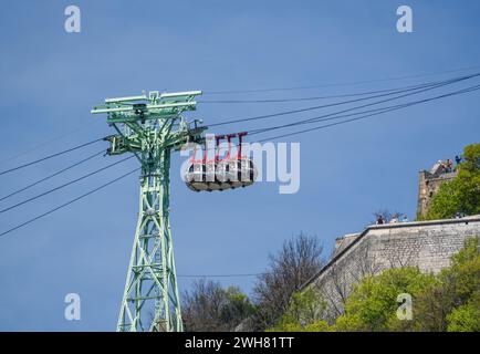 Gondelblasen - Seilbahn bringt Touristen zum Fort de La Bastille in Grenoble, Frankreich Stockfoto