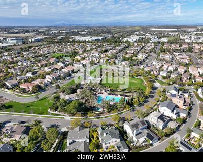 Blick aus der Vogelperspektive auf eine große Villa in der wohlhabenden Wohnstadt Carlsbad, Südkalifornien, USA. Hochwertige 4K-Aufnahmen Stockfoto