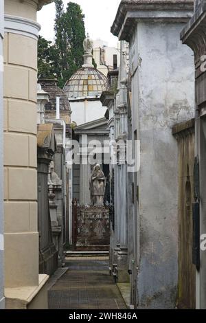 Der Friedhof von Recoleta hat über 6.400 Statuen, Sarkophage und Krypten, die an einige der berühmtesten Menschen Argentiniens erinnern, darunter „Evita Peron“ Stockfoto