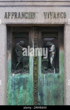 Der Friedhof von Recoleta hat über 6.400 Statuen, Sarkophage und Krypten, die an einige der berühmtesten Menschen Argentiniens erinnern, darunter „Evita Peron“ Stockfoto