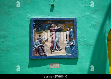 Eine kleine Wandtafel mit Tangotänzern im Caminito. La Boca ist ein Arbeiterviertel mit farbenfrohen Attraktionen in der Nähe des Riachuelo River. Stockfoto