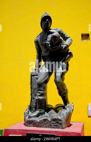 Im Caminito in La boca ist ein Monoment für Feuerwehrleute. Das Straßenmuseum La boca besteht aus farbenfrohen, bemalten Häusern, die typisch für die Wohnhäuser der Einwanderer sind. Stockfoto