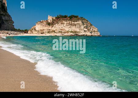 Strand von Tropea im Sommer mit der Isola Bella Stockfoto
