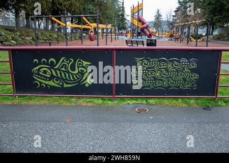 Salish Wandbilder am Zaun des Maffeo Sutton Park Spielplatzes in Nanaimo, British Columbia, Kanada Stockfoto