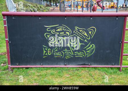 Salish Wandbilder am Zaun des Maffeo Sutton Park Spielplatzes in Nanaimo, British Columbia, Kanada Stockfoto