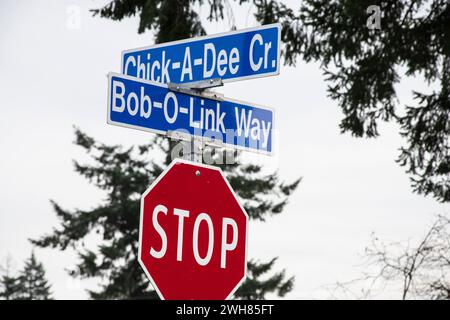 Chick-A-Dee Crescent und Bob-O-Link Way Straßenschilder in Nanaimo, British Columbia, Kanada Stockfoto