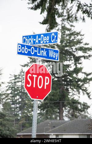 Chick-A-Dee Crescent und Bob-O-Link Way Straßenschilder in Nanaimo, British Columbia, Kanada Stockfoto