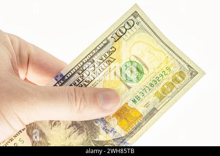 Echtheitsprüfung der Banknote in Höhe von 100 Dollar für die Freigabe. Wasserzeichen auf einem 100-Dollar-Schein. Banknote in der Hand auf weißem Hintergrund mit Wasserzeichen. Frankl Stockfoto