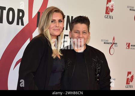 15. Deutscher Musikautor/innenpreis Kerstin Ott mit Ehefrau Karolina Köppen Ankunft zur Verleihung des 15. Deutscher Musikautor/innenpreis im Hotel Ritz in Berlin, am 08.02.2024 *** 15 Deutscher Musikautorenpreis Kerstin Ott mit Ehefrau Karolina Köppen Ankunft bei der Verleihung des 15 Deutschen Musikautorenpreises im Hotel Ritz in Berlin, am 08 02 2024 Photopress Müller Stockfoto
