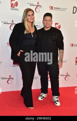 15. Deutscher Musikautor/innenpreis Kerstin Ott mit Ehefrau Karolina Köppen Ankunft zur Verleihung des 15. Deutscher Musikautor/innenpreis im Hotel Ritz in Berlin, am 08.02.2024 *** 15 Deutscher Musikautorenpreis Kerstin Ott mit Ehefrau Karolina Köppen Ankunft bei der Verleihung des 15 Deutschen Musikautorenpreises im Hotel Ritz in Berlin, am 08 02 2024 Photopress Müller Stockfoto